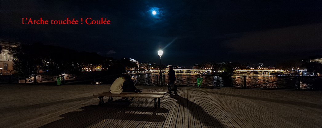 Flyer pour le texte de l'Arche touchée, coulée, pièce de théatre, PL éditeur, France, le pont des arts à Paris, deux amoureux sur un banc qu'illumine le clair de lune et un réverbère